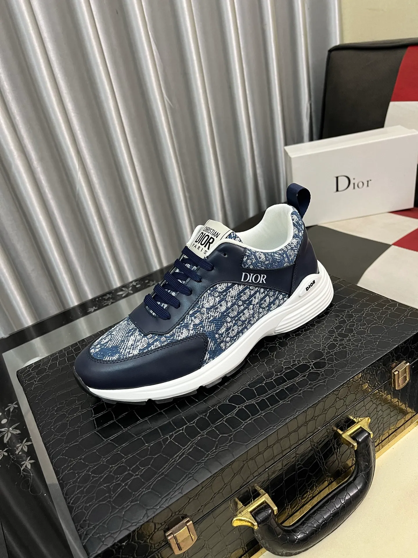 Men's shoes 💰440⌚️⌚️[Dior] The toe box is designed to be a bit wider. The upper foot comfort is perfect. The thread is beautiful. It fits the pants perfectly and is versatile. Decorated with various classic details. It is an ideal choice for daily styling. It can be matched with various casual items to create exquisite looks. Fabric: First-layer cowhide/lining sheepskin TPU original outsole Size: 38-443️⃣Colors available